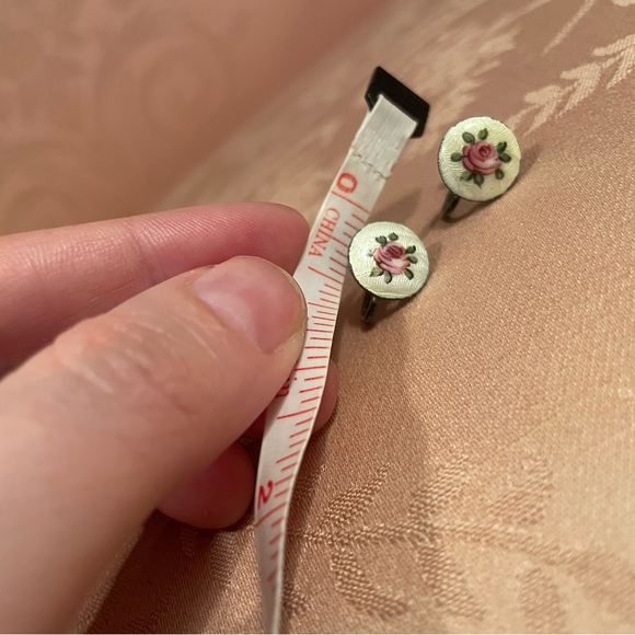 Vintage guilloché enamel screw-back earrings with a pink rose design - Picture 6 of 6